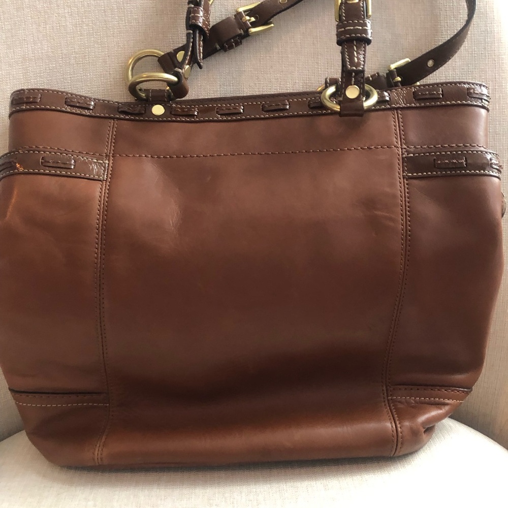 Timeless Coach Brown Leather Shoulder Bag.
3 interior pockets & custom stitching